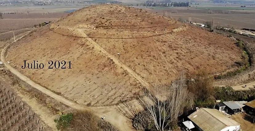 Vista aérea de un cerro con el suelo compactado y sin cubierta vegetal, en julio de 2021