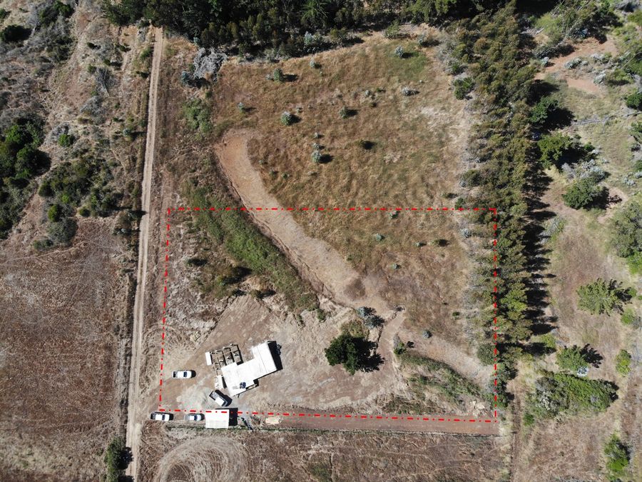 Vista cenital del predio con el deslinde marcado y la casa en construcción
