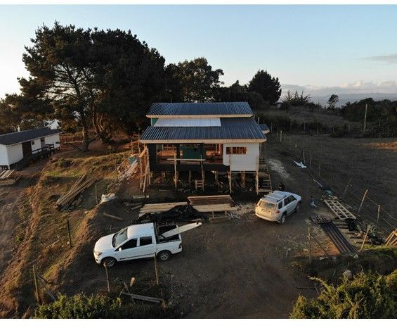 La casa sobre pilotes al borde del cerro, antes de la intervención del jardín
